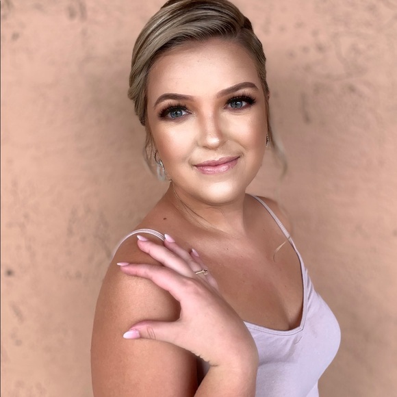 Meet your Posher, Courtney - Picture 1 of 1